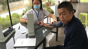 景泰玻璃邀請連云港長壽醫(yī)院體檢科醫(yī)務人員來公司對公司員工進行職業(yè)健康體檢