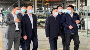市僑聯(lián)黨組書記、主席商曉東，黨組成員、四級調研員周政，二級主任科員王成金等相關領導到江蘇景泰玻璃有限公司視察